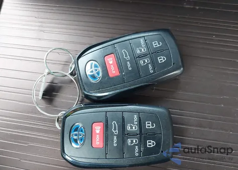 2022 Toyota Sienna Xle z USA, uszkodzony, nr VIN 5TDJRKEC5NS091036